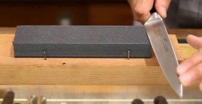 Точим нож на камне